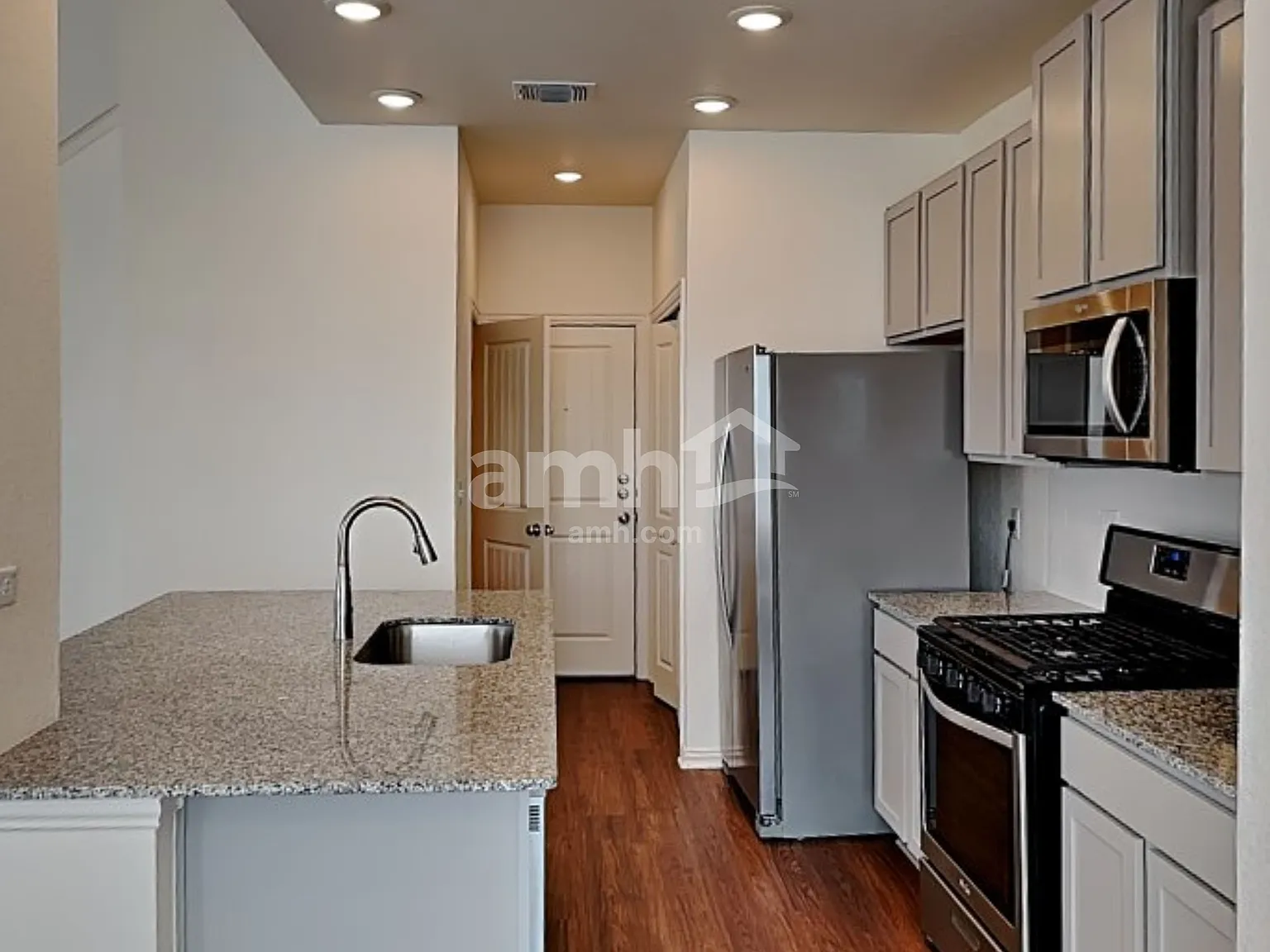 3 bed, 2.5 bath, 1529 sqft, $1,830 — Photo 2