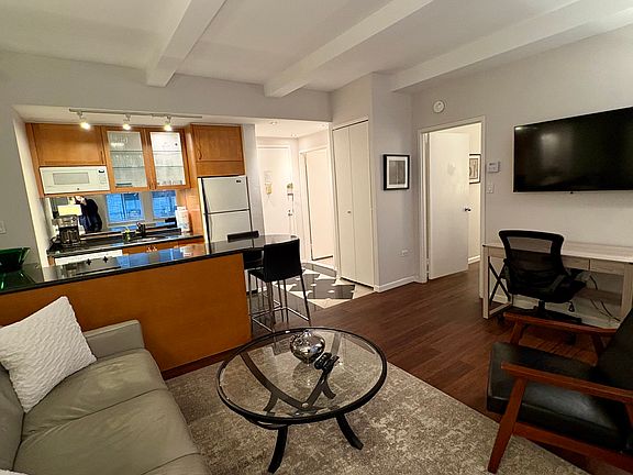 4th image of 150 W 51st St APT 1931