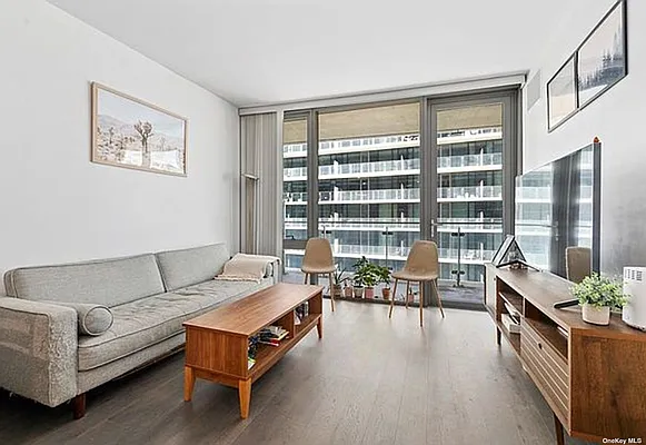 Sold by Chase Global Realty Corp | media 6