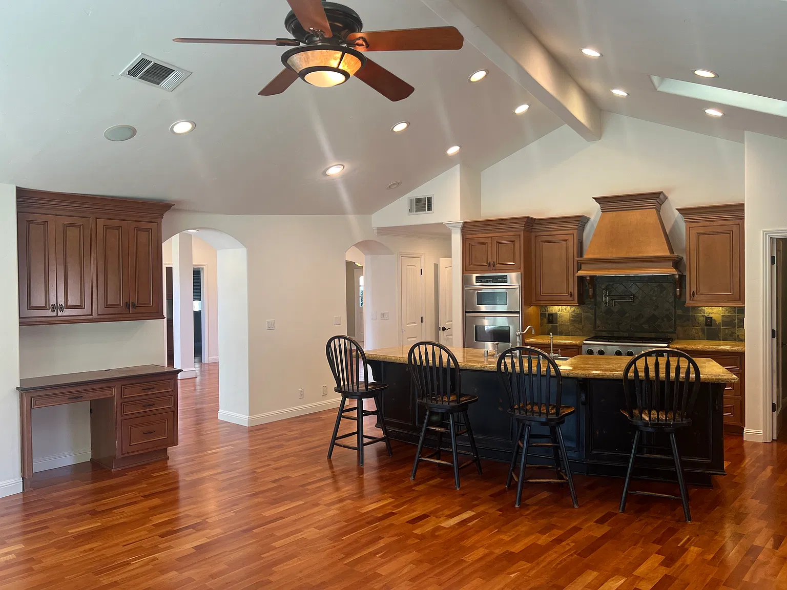4 bed, 3.5 bath, 2828 sqft, $8,695 — Photo 4