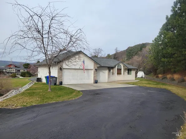3758 Country Club Dr, Lewiston, ID 83501