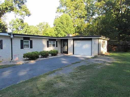 3rd image of 124 Colonial Heights Ln