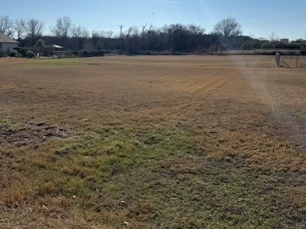 221 Maverick Ct, Granbury, TX 76049