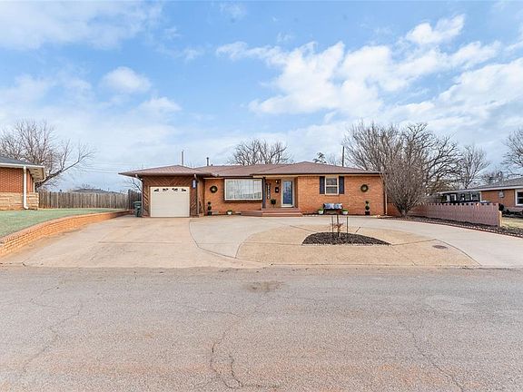 3rd image of 1030 Circle Dr