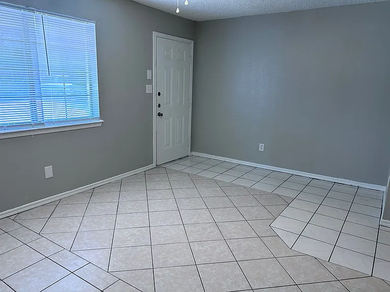 2202 W Elisa Ln #16 — Photo 2