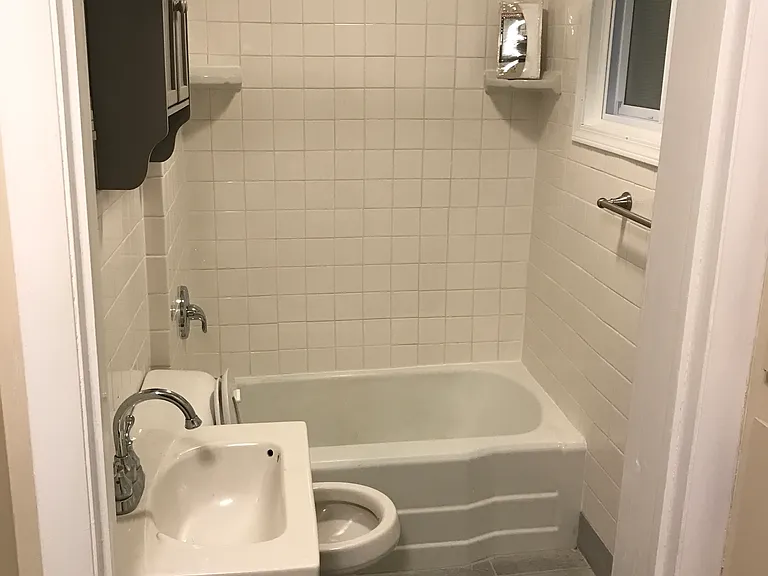 415 Hutchinson St — Photo 10