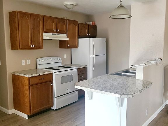 Kitchen with "nook" - Dining to the right