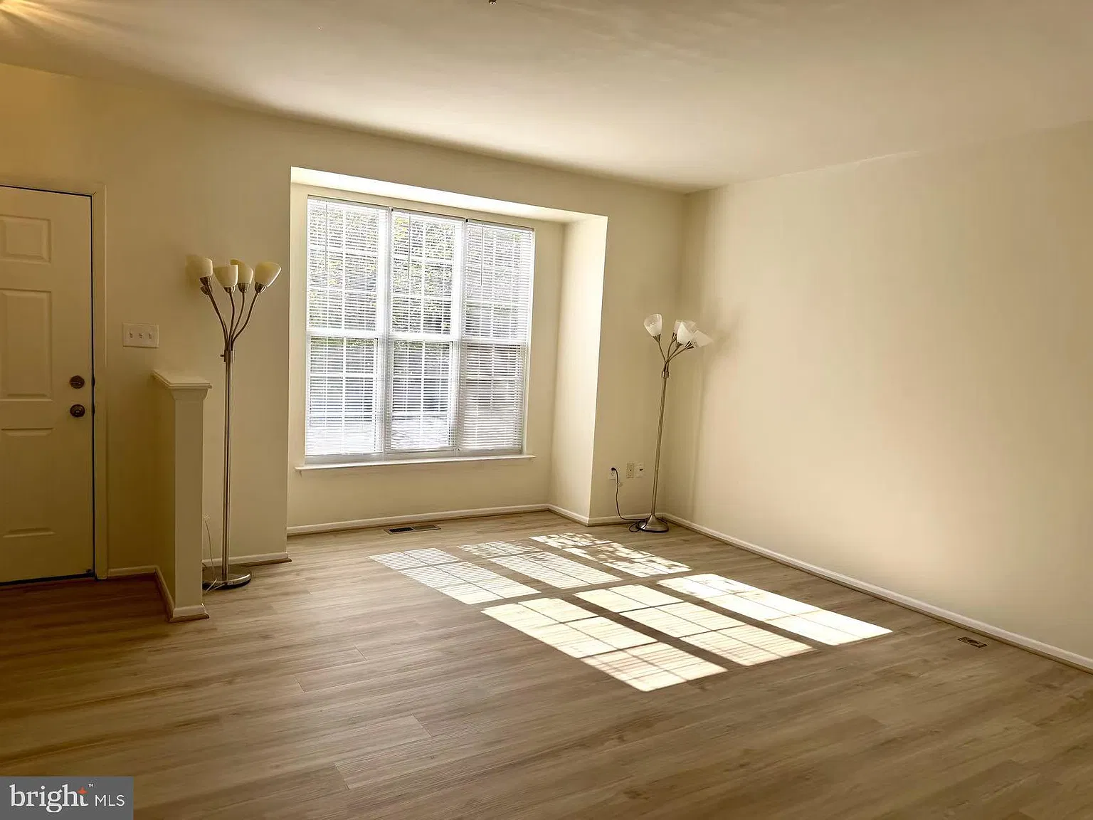 3 bed, 4.0 bath, 1936 sqft, $2,700 — Photo 2