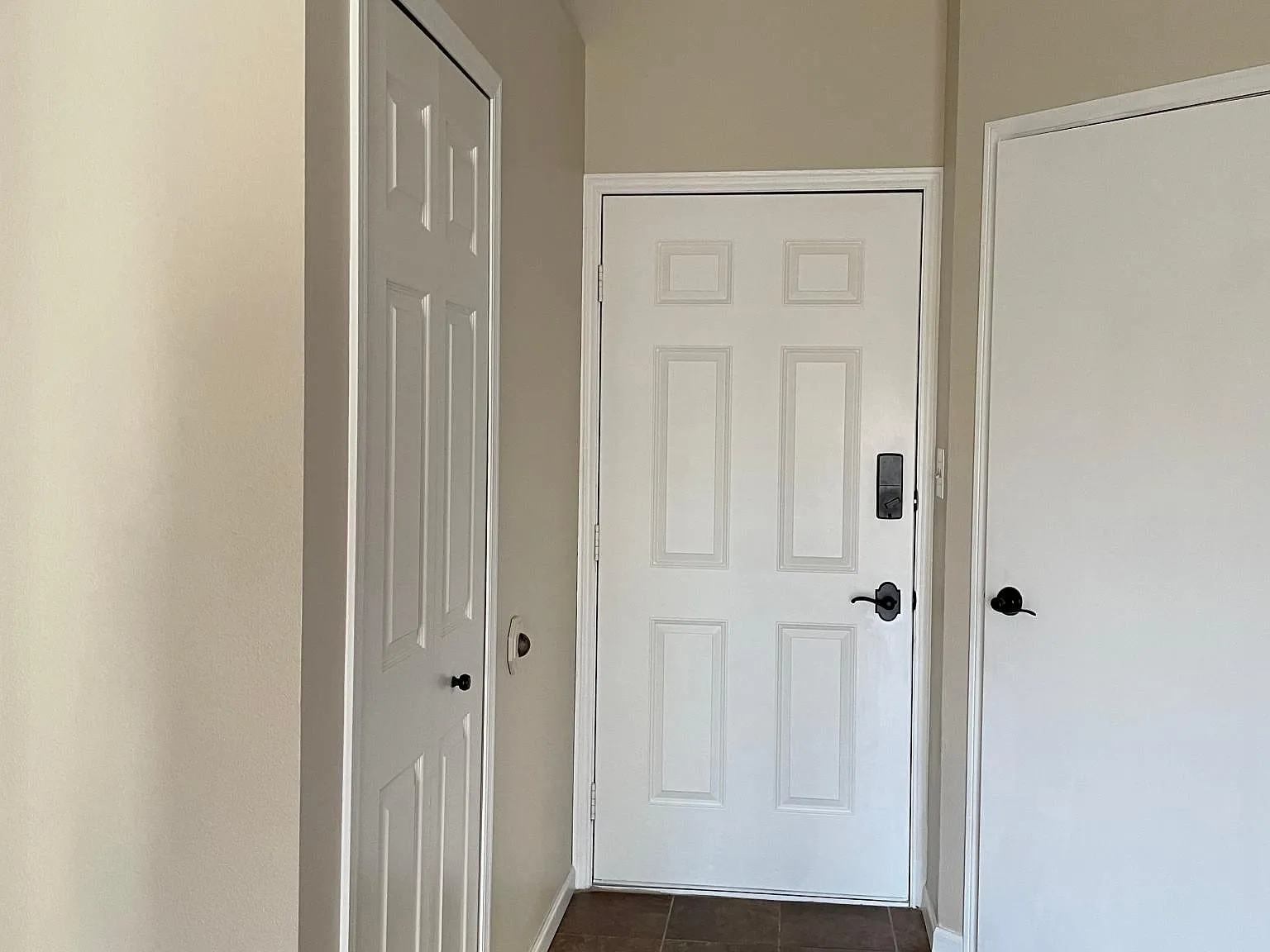 2 bed, 812 sqft, $1,850 — Photo 2