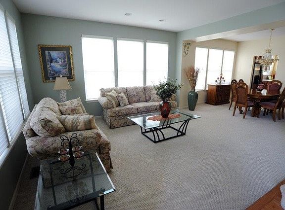 3rd image of 332 E Colonial Dr
