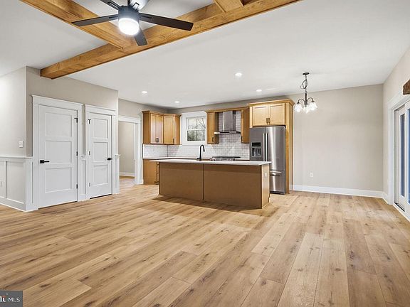 3rd image of 1023 Putnam St