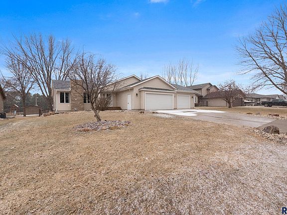 3rd image of 201 E 9th St