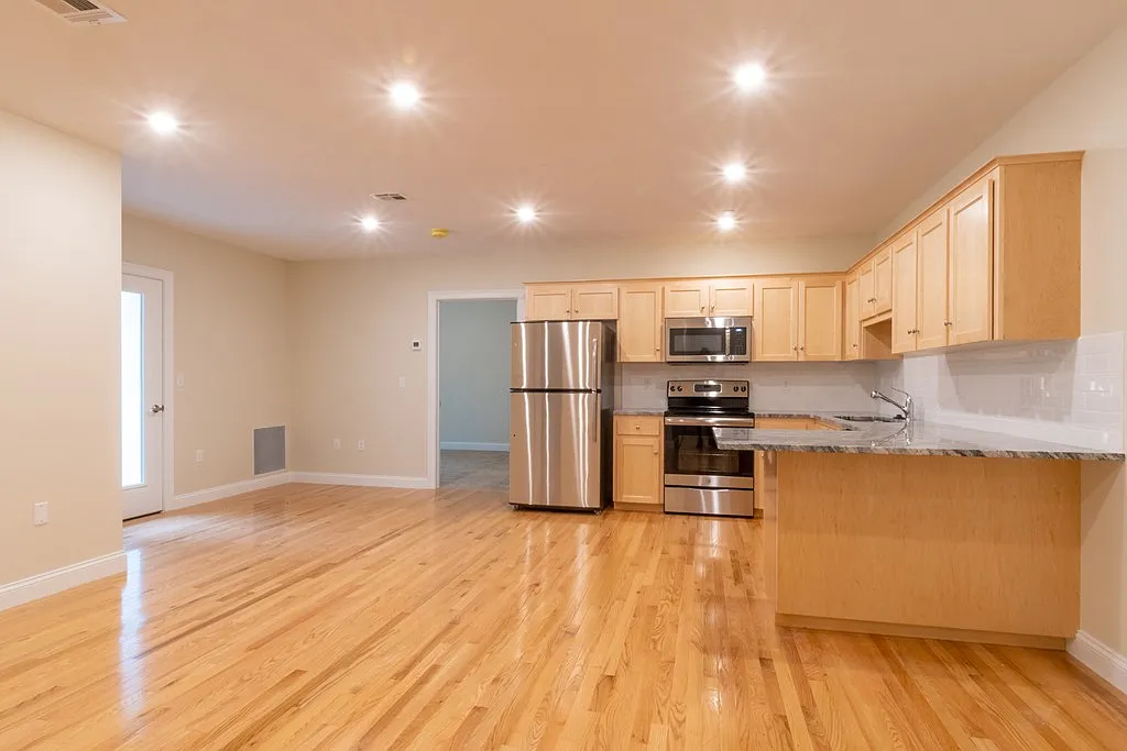 3 bed, 2.0 bath, 1048 sqft, $3,150 — Photo 1