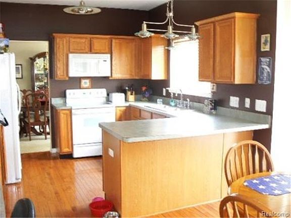 2nd image of 9137 Lakewood Dr
