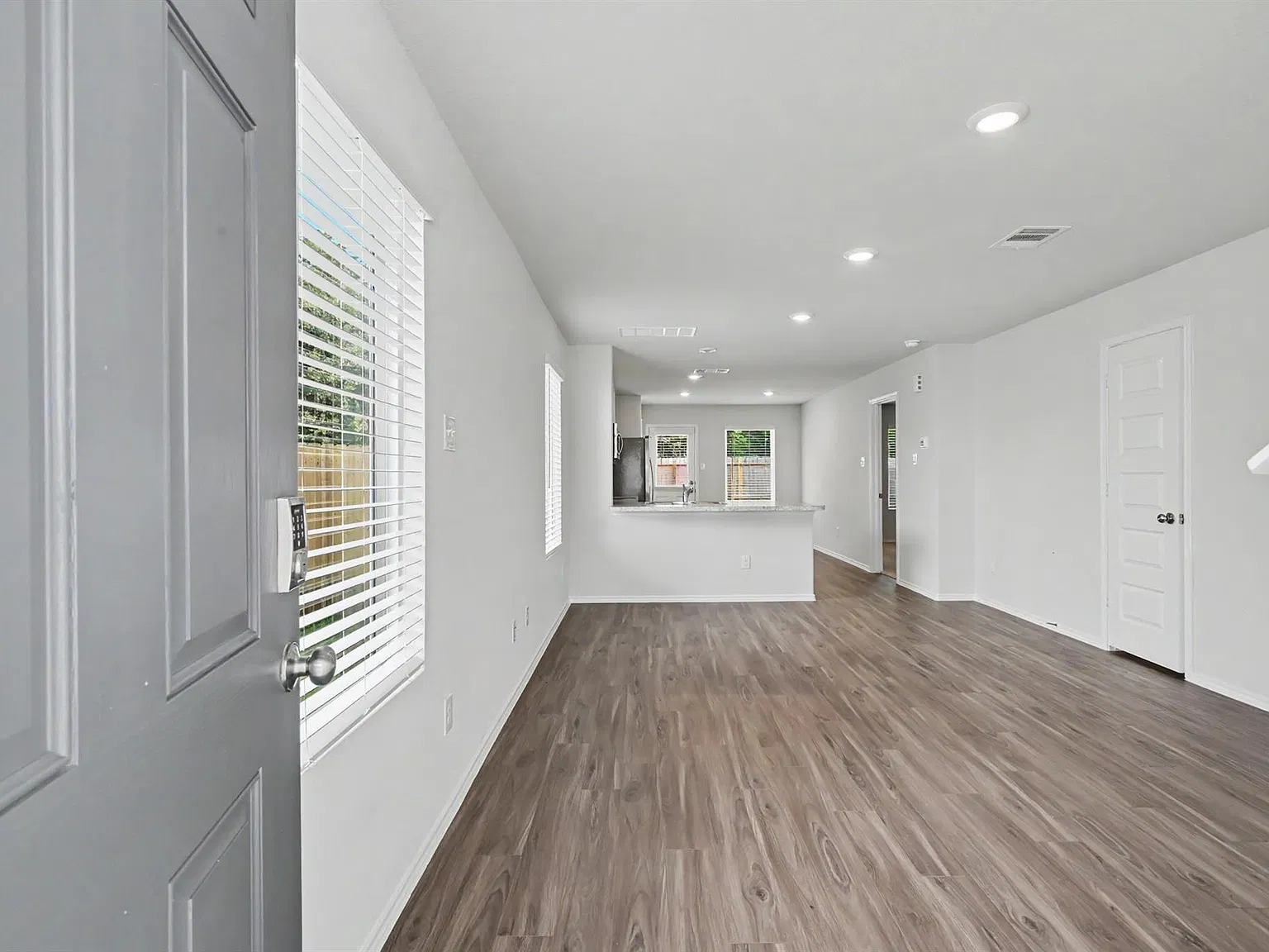 4 bed, 2.5 bath, 1936 sqft, $2,000 — Photo 3