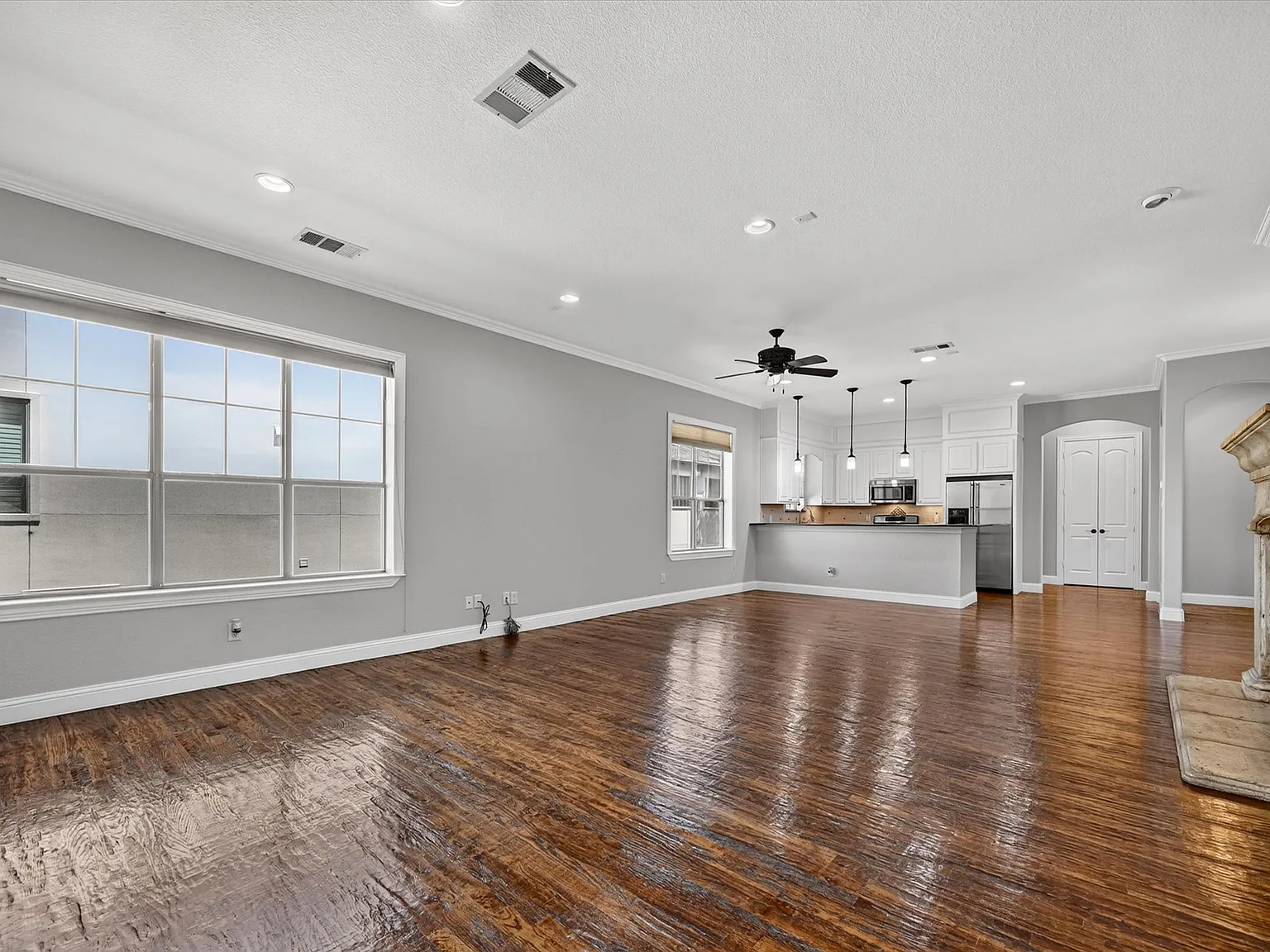 3 bed, 2336 sqft, $3,850 — Photo 3