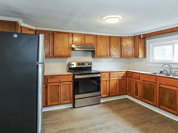 4th image of 310 N Regan St #6