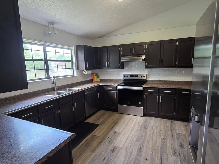 205 Southview Dr — Photo 25