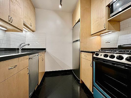 5th image of 420 E 79th St APT 4C