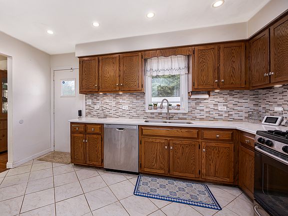 5th image of 16531 Cranberry Ct