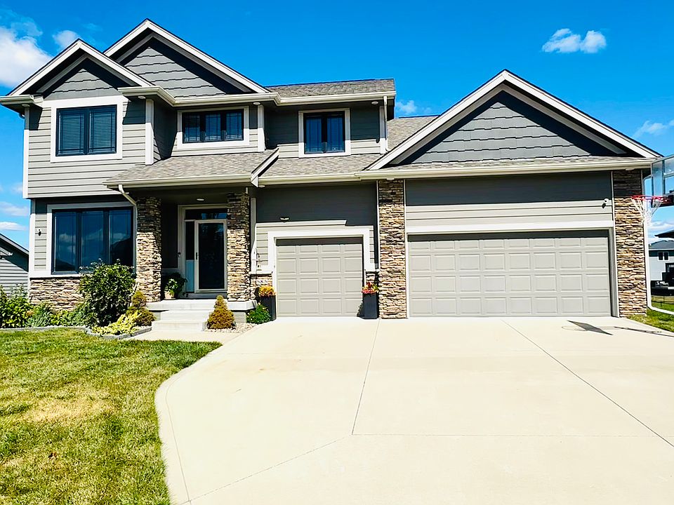 1st image of 585 NE Brookshire Dr