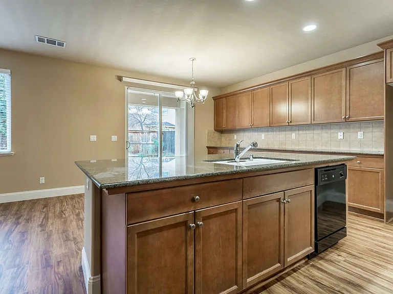 4044 Heritage Ln — Photo 4