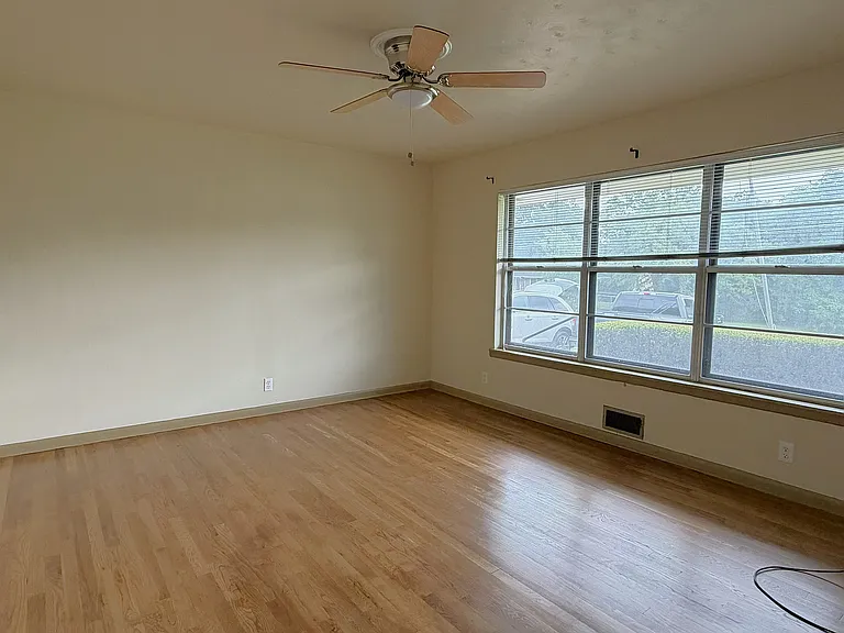 1805 Waterloo Ave — Photo 8