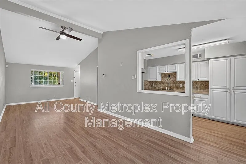 4 bed, 2.0 bath, 1432 sqft, $2,350 — Photo 4