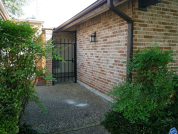 2nd image of 1314 Town Cir #1