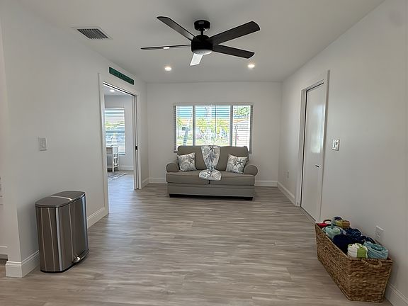 4th image of 24 Fairview Blvd