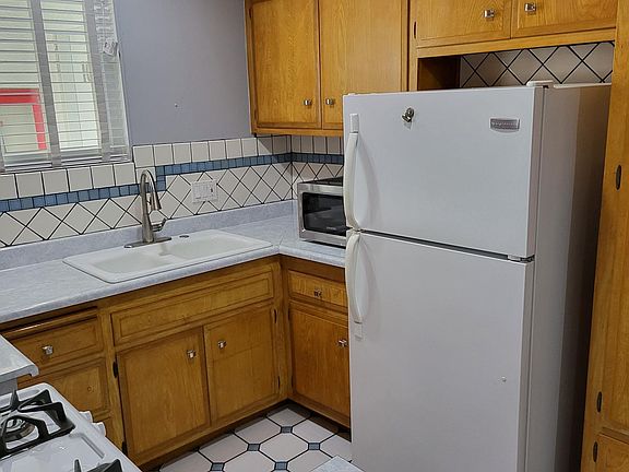 5th image of 1800 N Gramercy Pl APT 9