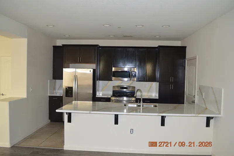 3 bed, 3.0 bath, 1718 sqft, $2,700 — Photo 2