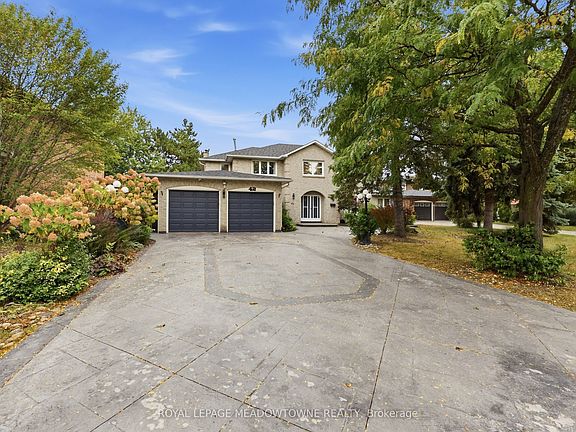 3rd image of 42 Dawnridge Trl