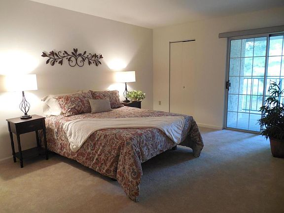 3rd image of 188 Oak Knoll Cir