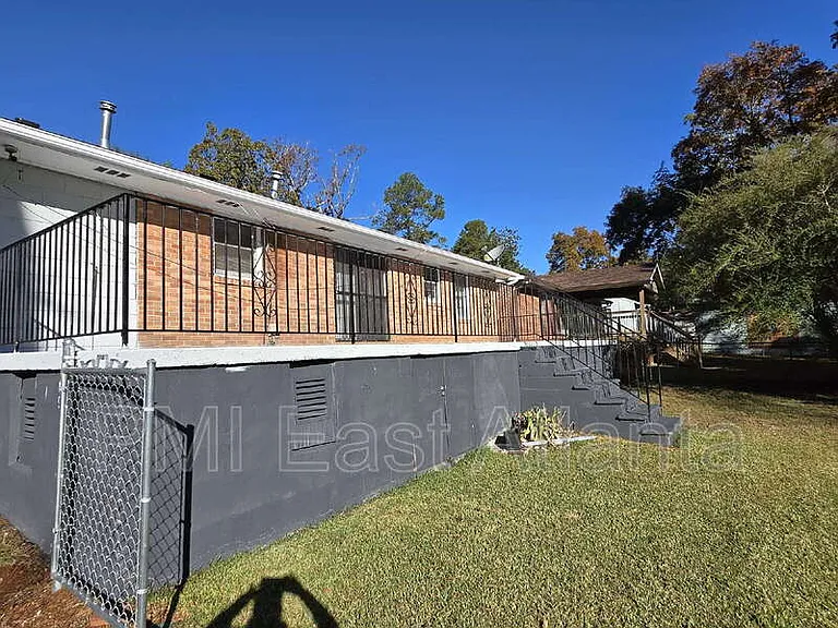 2332 Carey Dr SE — Photo 2