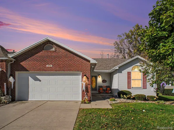 7374 Cross Creek Dr, Swartz Creek, MI 48473