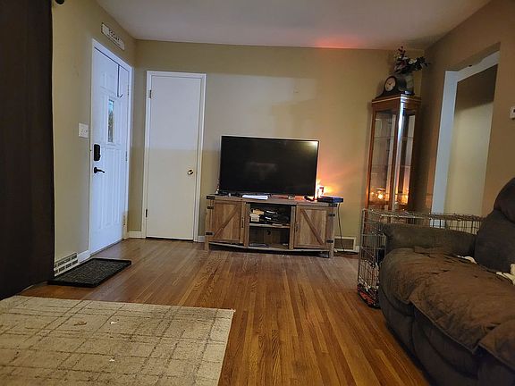 5th image of 1359 N Broadway St