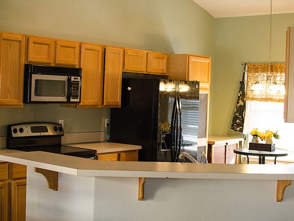 Kitchen w/ breakfast nook 