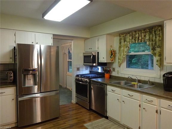 Nice and bright kitchen with all new stainless steel appliances that stay with home!