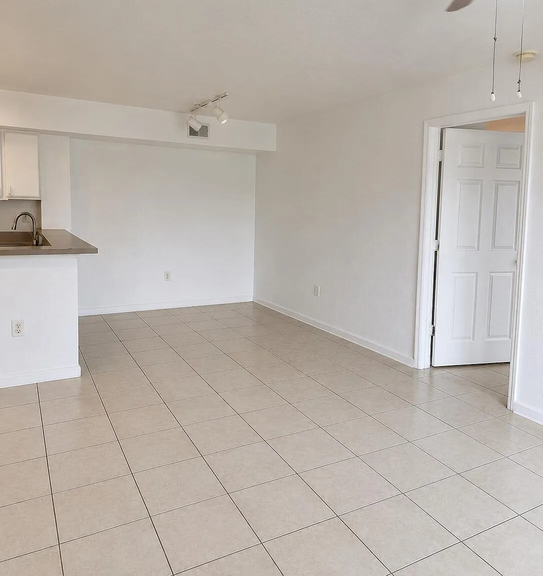 2 bed, 2.0 bath, 1033 sqft, $1,900 — Photo 2