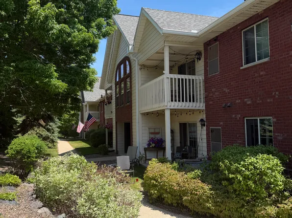 1964 Parknoll Ln, Port Washington, WI 53074