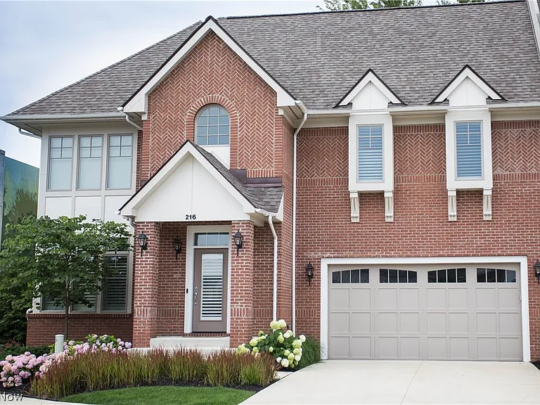 216 Ashbourne Dr — Photo 2