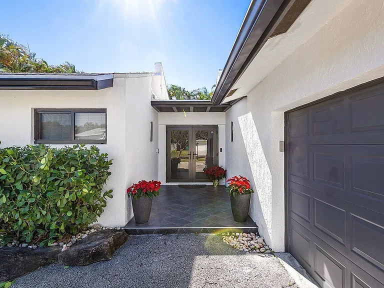 630 NE 15th Pl — Photo 4
