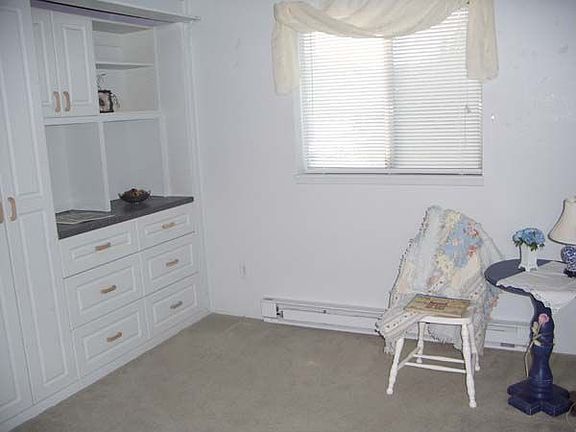Bedroom w/built-ins
