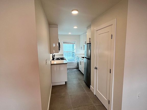 3rd image of 566 Vallejo St #W-18