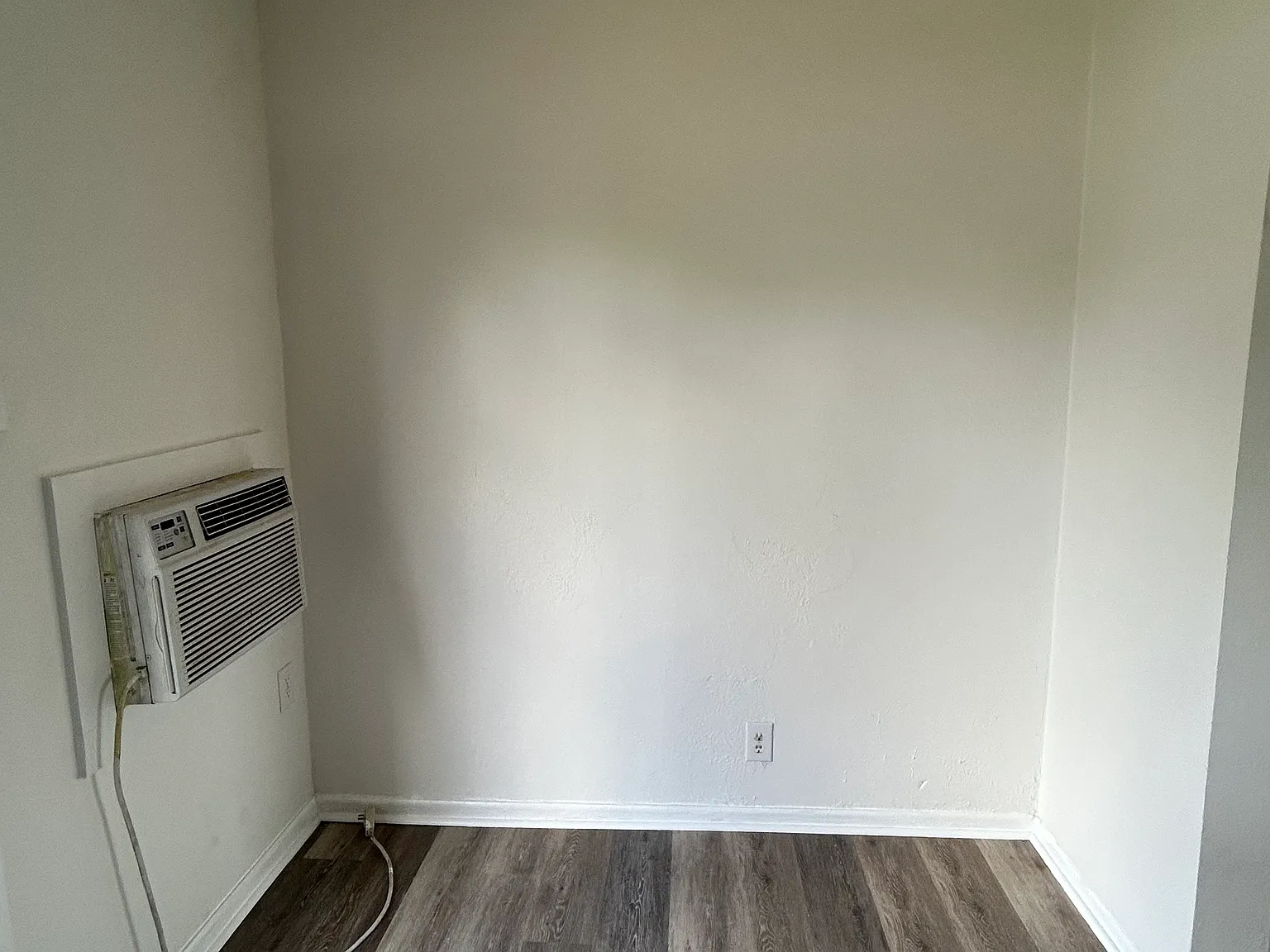Studio, 1200 sqft, $1,000 — Photo 2