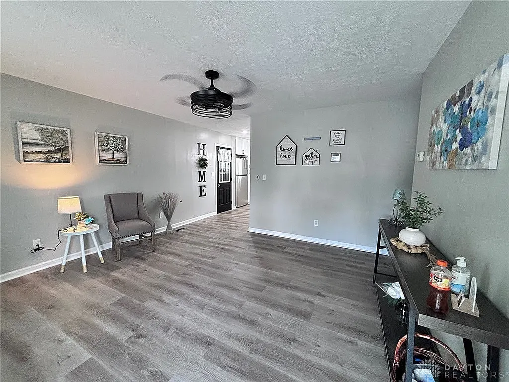 3 bed, 936 sqft, $1,800 — Photo 2