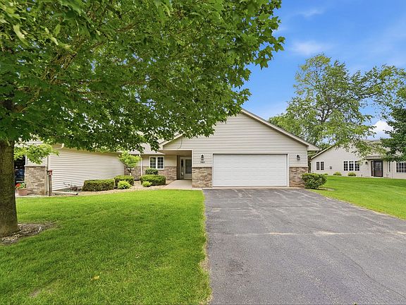 3rd image of 1009 Fairway Dr