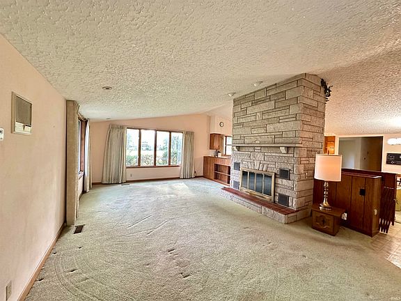 3rd image of 3551 Lakeside Dr