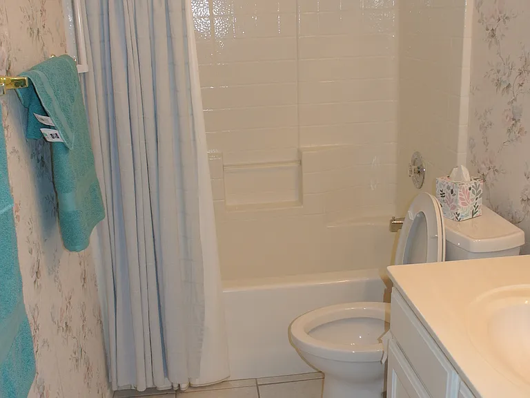 10622 W Mohawk Ln — Photo 8